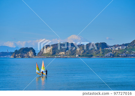 從神奈川縣鎌倉市材木座海濱眺望西側(稻村崎地區) 從神奈川縣鎌倉市材木座海濱眺望西側(稻村崎地區) 97727016