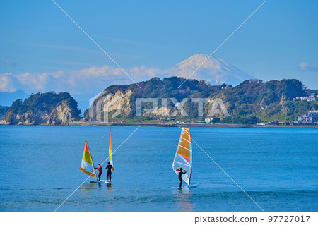 從神奈川縣鎌倉市材木座海濱眺望西側(稻村崎地區) 從神奈川縣鎌倉市材木座海濱眺望西側(稻村崎地區) 97727017