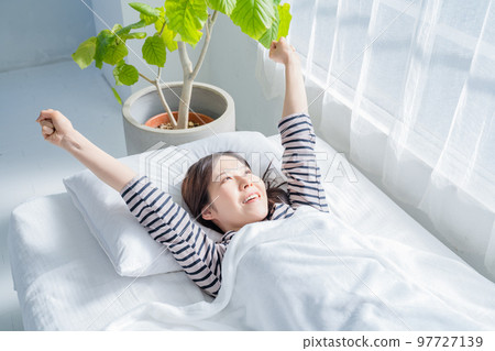 經常起床伸懶腰的女人 97727139