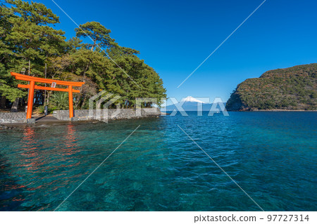 駿河灣鳥居和富士山“沼津市禾田” 97727314
