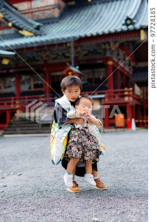 Seven-Five-Three Festival and a boy visiting a shrine 97728185