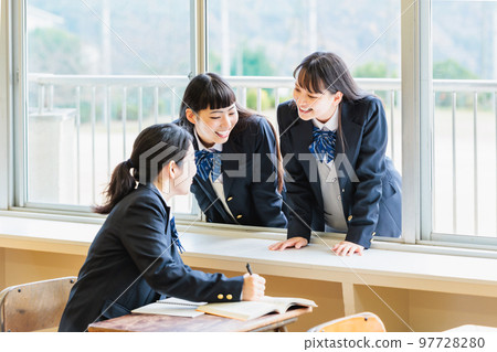 和同學聊天的女高中生 97728280