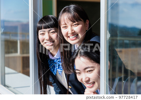 望著窗外的女高中生 97728417