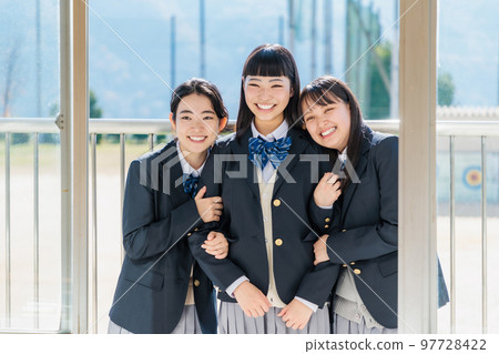 透過窗戶往教室裡看的女高中生 透過窗戶往教室裡看的女高中生 97728422
