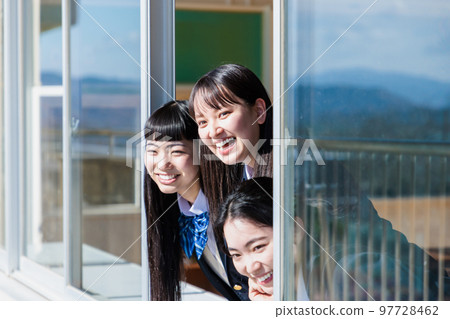 望著窗外的女高中生 97728462