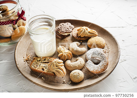 Cookies and milk 97730256