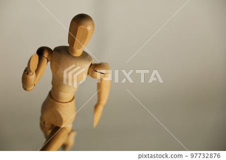 做出全力奔跑手勢的繪圖娃娃 97732876