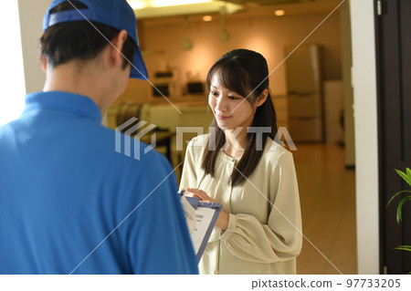 Worker men and young women having a conversation 97733205