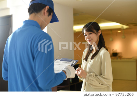 工人男性和年輕女性交談 97733206
