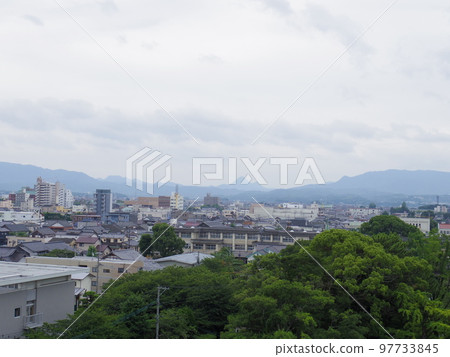 從中津城（大分縣中津市）的天守閣望去的中津街景 97733845