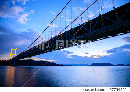 從岡山縣倉敷市立浦公園眺望的瀨戶大橋夜景 97734831