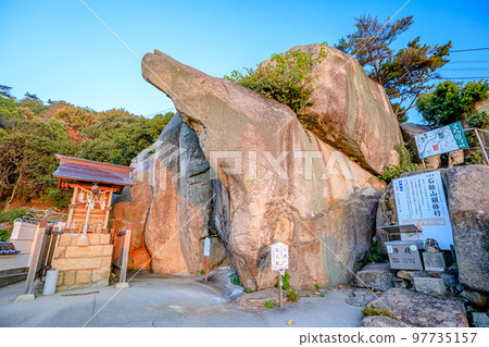 Senkoji Temple in the early morning autumn, Mt. Ishizuchi, Onomichi City, Hiroshima Prefecture 97735157