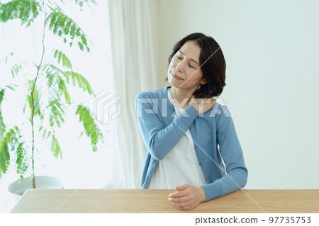 肩膀僵硬的中年女人 97735753