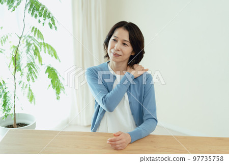 肩膀僵硬的中年女人 97735758