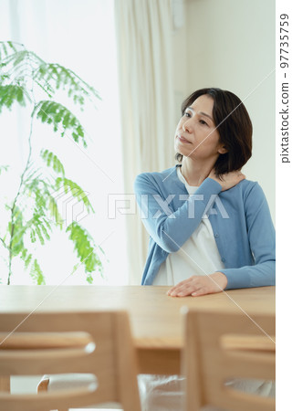 肩膀僵硬的中年女人 97735759