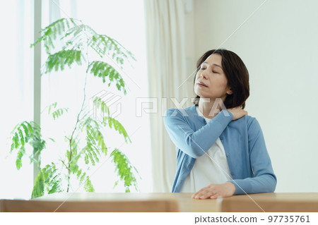 肩膀僵硬的中年女人 97735761