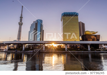 從隅田川露台看到的“東京”晴空塔和日出 97736245