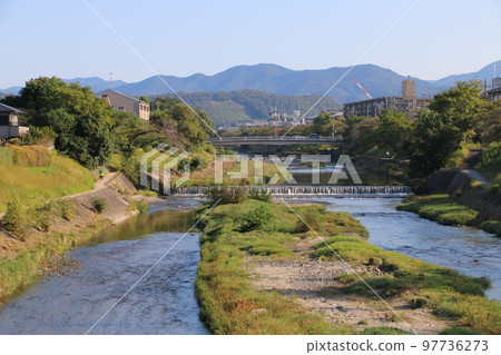 從出町柳的河井橋看到的高野川和北山 97736273