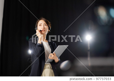 在幕後工作的女性 97737033