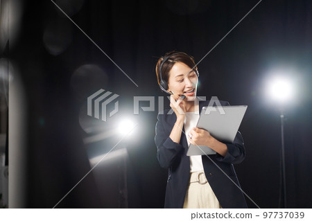 在幕後工作的女性 在幕後工作的女性 97737039