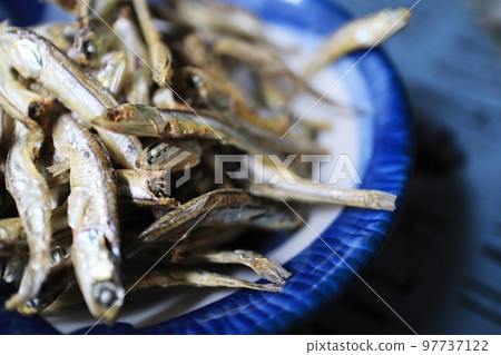 美味湯料中的干沙丁魚 美味湯料中的干沙丁魚 97737122