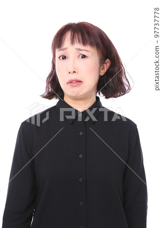 一個穿著黑色襯衫、白色背景上表情困惑的女人 97737778