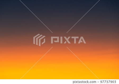 Gradation of the western sky at sunset in winter b-4 Warm colors and cold colors emphasized 97737903