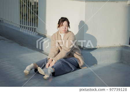 屋頂和女人 97739128