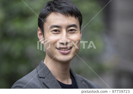 一個 30 多歲的男人對著鏡頭微笑的肖像 一個 30 多歲的男人對著鏡頭微笑的肖像 97739723
