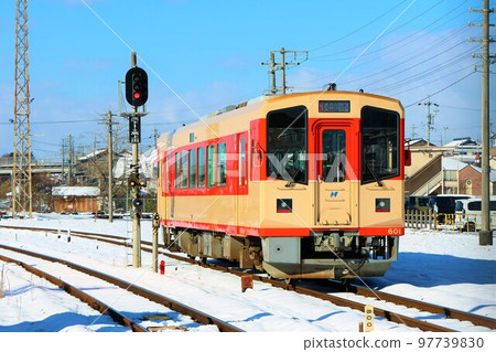 [Nagaragawa Railway] Nagara 600 type at Mino Ota Station on the Etsuminami Line 97739830