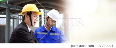 Businessman and engineer having a discussion. 97740091