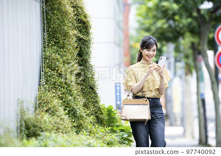 智能手機、年輕女性、搜索、研究、微笑、步行 97740092