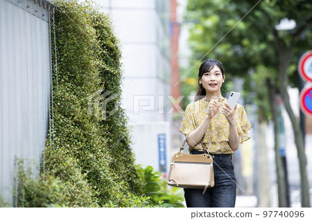 智能手機、年輕女性、搜索、研究、微笑、步行 智能手機、年輕女性、搜索、研究、微笑、步行 97740096