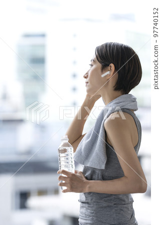 訓練補水鍛煉後休息的女人 訓練補水鍛煉後休息的女人 97740152