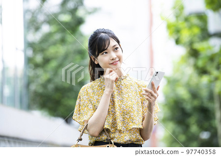 Smartphone, young woman, search, research, walk, think Smartphone, young woman, search, research, walk, think 97740358
