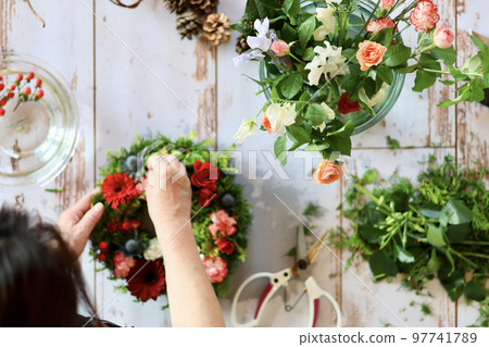 鮮花插花 手工花環 女花藝設計師 鮮花插花 手工花環 女花藝設計師 97741789
