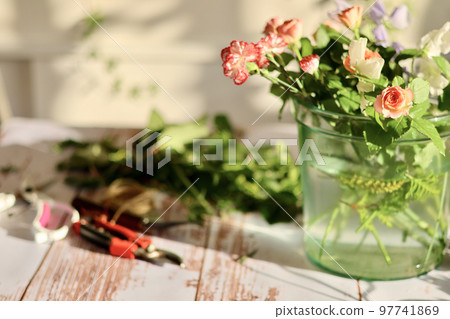 鮮花插花 手工花環 女花藝設計師 鮮花插花 手工花環 女花藝設計師 97741869