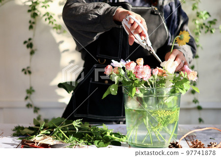 鮮花插花 手工花環 女花藝設計師 97741878