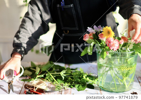 鮮花插花 手工花環 女花藝設計師 97741879