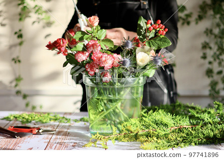 鮮花插花 手工花環 女花藝設計師 97741896