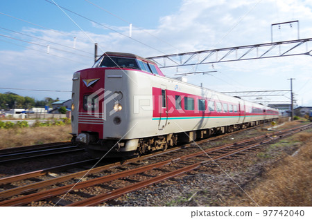 Limited Express Yakumo (normal formation) passing through JR Arashima Station 97742040