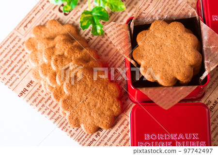 Flower-shaped almond thin cookies 97742497