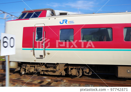Limited express Yakumo (normal formation) passing by the sign labeled 60 97742871
