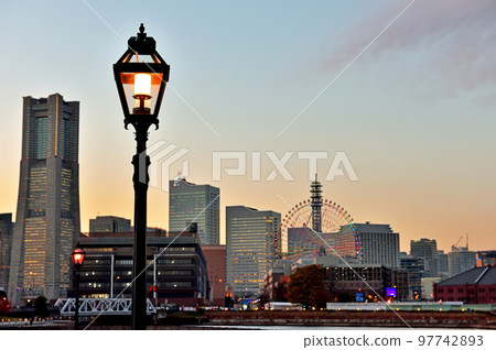 燈光開始閃耀的港未來市 燈光開始閃耀的港未來市 97742893