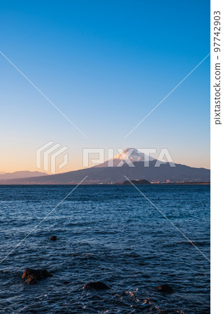 在內浦灣看到黃昏的富士山 在內浦灣看到黃昏的富士山 97742903
