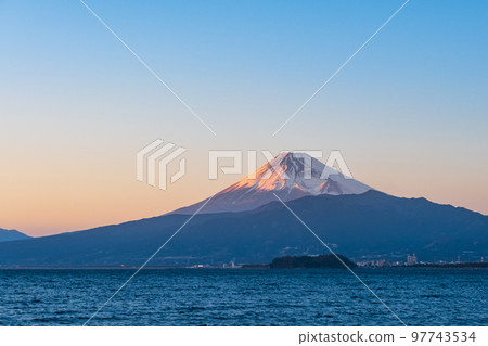在內浦灣看到黃昏的富士山 97743534