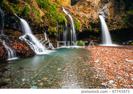 [Shizuoka Prefecture Jinba Falls] Underflow water of Mt. Fuji Autumn edition November 97743875