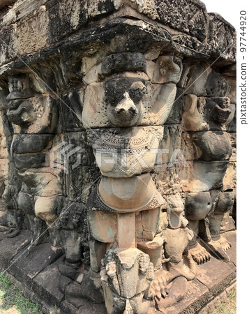 吳哥城巴戎寺的猴子雕塑 吳哥城巴戎寺的猴子雕塑 97744920