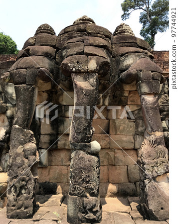 吳哥城巴戎寺的大象雕塑 吳哥城巴戎寺的大象雕塑 97744921