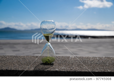 沙灘上的沙漏 沙灘上的沙漏 97745008